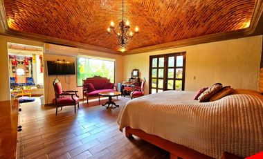 Casa con casita en San Miguel de Allende – Alberca, Paneles Solares y Casa Club