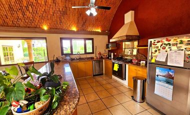 Casa con casita en San Miguel de Allende – Alberca, Paneles Solares y Casa Club