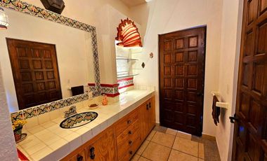 Casa con casita en San Miguel de Allende – Alberca, Paneles Solares y Casa Club