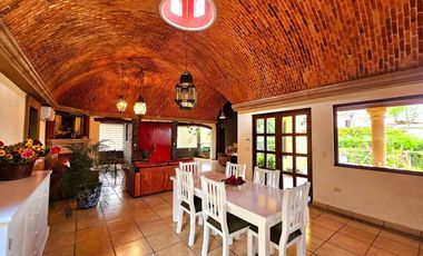 Casa con casita en San Miguel de Allende – Alberca, Paneles Solares y Casa Club