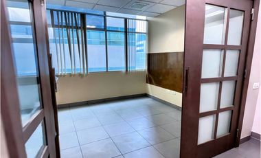 Mall del Sol, Consultorio en Renta, 40m2, 3 Ambientes