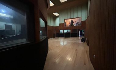 CASA CON USO DE SUELO Y ESTUDIO DE GRABACION EN ANZURES EN VENTA