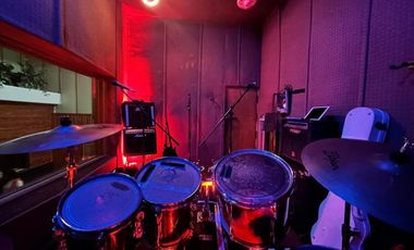 CASA CON USO DE SUELO Y ESTUDIO DE GRABACION EN ANZURES EN VENTA