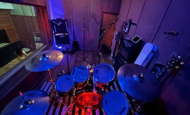 CASA CON USO DE SUELO Y ESTUDIO DE GRABACION EN ANZURES EN VENTA