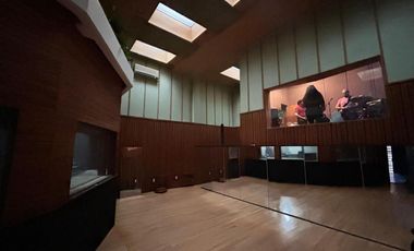 CASA CON USO DE SUELO Y ESTUDIO DE GRABACION EN ANZURES EN VENTA