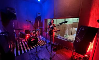 CASA CON USO DE SUELO Y ESTUDIO DE GRABACION EN ANZURES EN VENTA