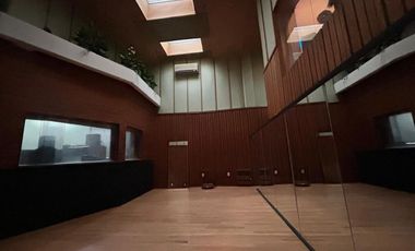 CASA CON USO DE SUELO Y ESTUDIO DE GRABACION EN ANZURES EN VENTA