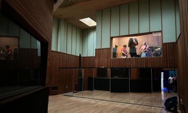 CASA CON USO DE SUELO Y ESTUDIO DE GRABACION EN ANZURES EN VENTA