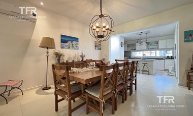 Amplia Casa en Costa Esmeralda – 4 Dormitorios, Pileta y Lote Doble