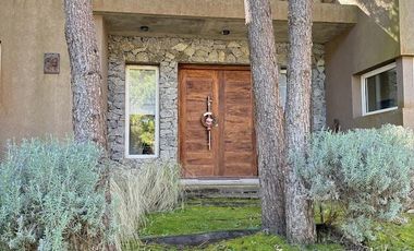 Amplia Casa en Costa Esmeralda – 4 Dormitorios, Pileta y Lote Doble