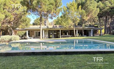 Amplia Casa en Costa Esmeralda – 4 Dormitorios, Pileta y Lote Doble