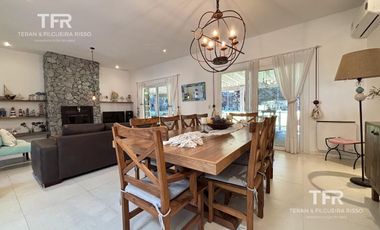 Amplia Casa en Costa Esmeralda – 4 Dormitorios, Pileta y Lote Doble