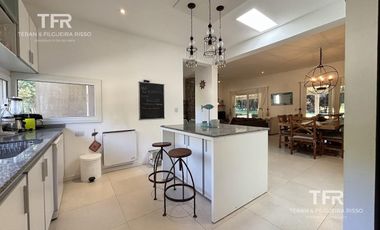 Amplia Casa en Costa Esmeralda – 4 Dormitorios, Pileta y Lote Doble