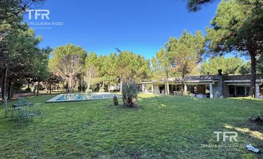 Amplia Casa en Costa Esmeralda – 4 Dormitorios, Pileta y Lote Doble