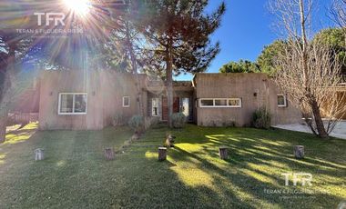 Amplia Casa en Costa Esmeralda – 4 Dormitorios, Pileta y Lote Doble