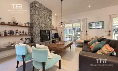 Amplia Casa en Costa Esmeralda – 4 Dormitorios, Pileta y Lote Doble