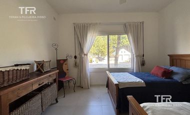 Amplia Casa en Costa Esmeralda – 4 Dormitorios, Pileta y Lote Doble