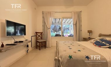 Amplia Casa en Costa Esmeralda – 4 Dormitorios, Pileta y Lote Doble