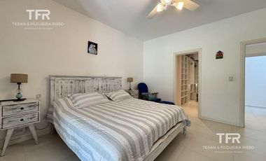 Amplia Casa en Costa Esmeralda – 4 Dormitorios, Pileta y Lote Doble