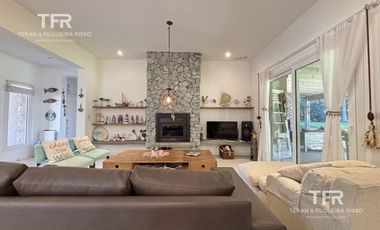 Amplia Casa en Costa Esmeralda – 4 Dormitorios, Pileta y Lote Doble