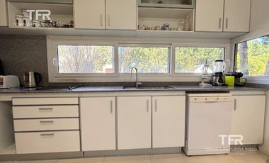 Amplia Casa en Costa Esmeralda – 4 Dormitorios, Pileta y Lote Doble