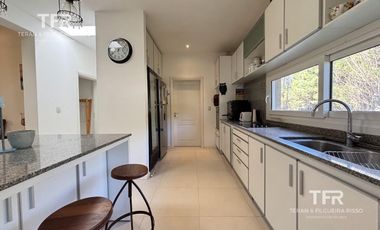 Amplia Casa en Costa Esmeralda – 4 Dormitorios, Pileta y Lote Doble