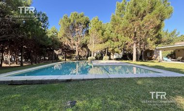 Amplia Casa en Costa Esmeralda – 4 Dormitorios, Pileta y Lote Doble