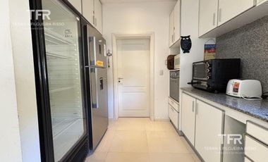 Amplia Casa en Costa Esmeralda – 4 Dormitorios, Pileta y Lote Doble