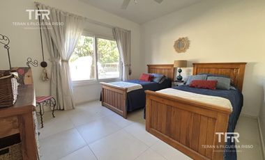 Amplia Casa en Costa Esmeralda – 4 Dormitorios, Pileta y Lote Doble