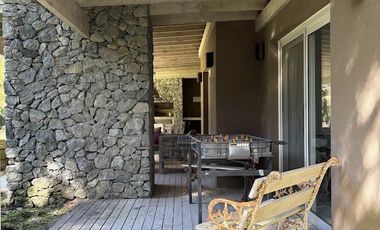 Amplia Casa en Costa Esmeralda – 4 Dormitorios, Pileta y Lote Doble