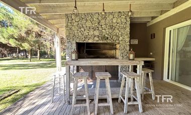 Amplia Casa en Costa Esmeralda – 4 Dormitorios, Pileta y Lote Doble