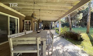 Amplia Casa en Costa Esmeralda – 4 Dormitorios, Pileta y Lote Doble