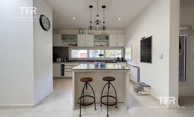 Amplia Casa en Costa Esmeralda – 4 Dormitorios, Pileta y Lote Doble