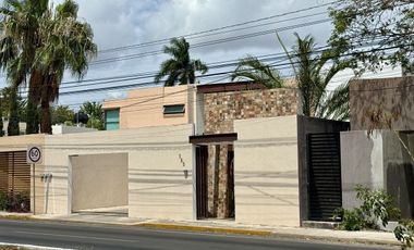 🏡 Residencia sobre Avenida Principal en Montebello – Amplios Espacios