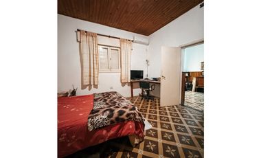Venta Casa en calle Itallia 3 dormitorios, cochera y patio