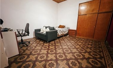 Venta Casa en calle Itallia 3 dormitorios, cochera y patio