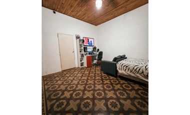 Venta Casa en calle Itallia 3 dormitorios, cochera y patio