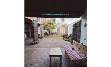 Venta Casa en calle Itallia 3 dormitorios, cochera y patio