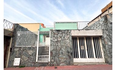 Venta Casa en calle Itallia 3 dormitorios, cochera y patio