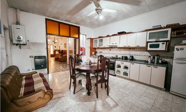 Venta Casa en calle Itallia 3 dormitorios, cochera y patio