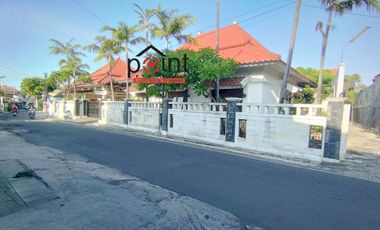 Rumah luas full furnished tepi jalan raya di Banjarsari solo kota