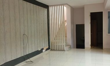 Disewakan rumah 2 lantai nyaman Lebar 8