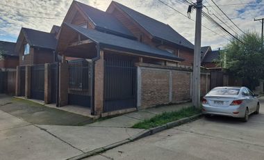 Casa esquina, en Villa Los Portones de Linares
