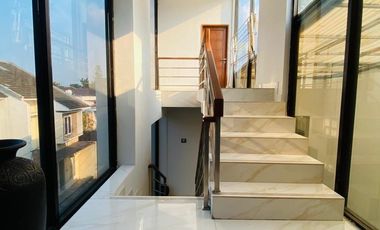 Disewakan Rumah Cantik Model Mezanine Siap Huni di Kemang Selatan
