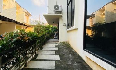 Disewakan Rumah Cantik Model Mezanine Siap Huni di Kemang Selatan