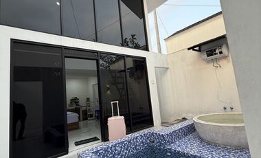Kost bulanan konsep villa private pool and jacuzzi