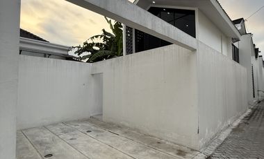 Kost bulanan konsep villa private pool and jacuzzi