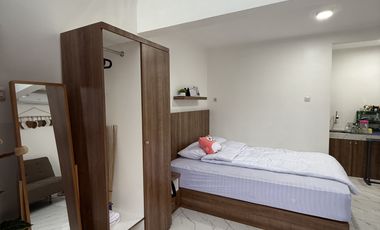 Kost bulanan konsep villa private pool and jacuzzi