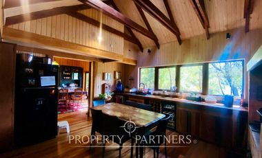 Exclusiva y acogedora casa de campo en preciosa laguna privada de 15 ha.