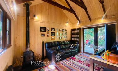 Exclusiva y acogedora casa de campo en preciosa laguna privada de 15 ha.